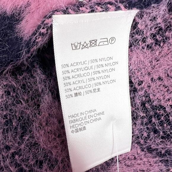 NWT Urban Outfitters Ellie Fuzzy Knit Flower Triangle Scarf - Picture 4 of 9